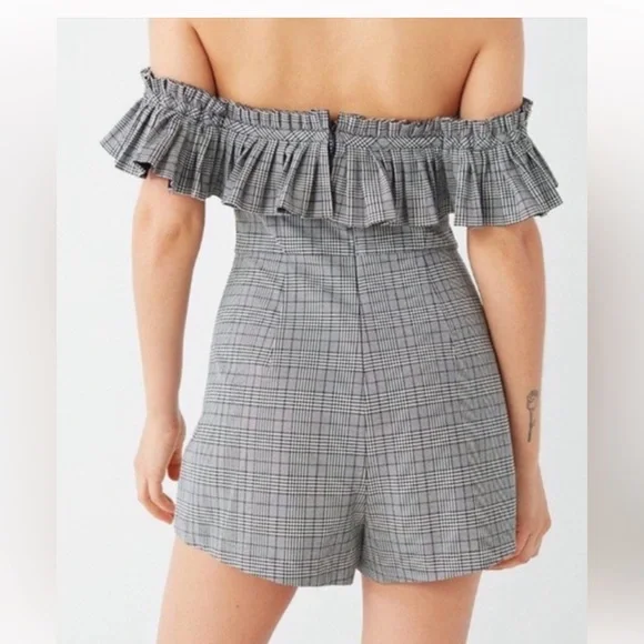 Urban Outfitters Glenn Plaid Off The Shoulder Romper Size 6 - Picture 2 of 13